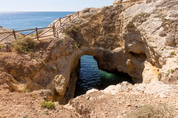 Holzgeländer an der Klippe an der Küste in Portugal — Stockfoto