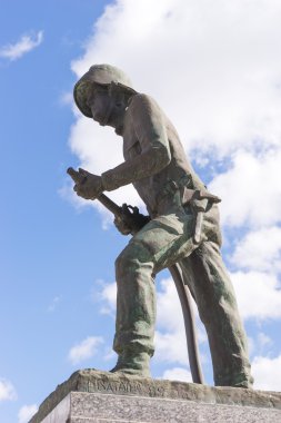 İtfaiyeci heykel gökyüzü ve bulutlar içinde belgili tanımlık geçmiş