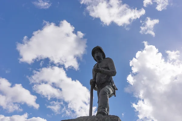 Estatua de bombero con cielo y nubes en el fondo — Foto de Stock