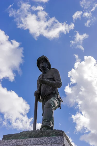 Estatua de bombero con cielo y nubes en el fondo — Foto de Stock