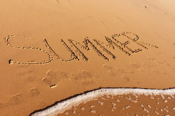 Літнє слово, написане на пляжі — стокове фото