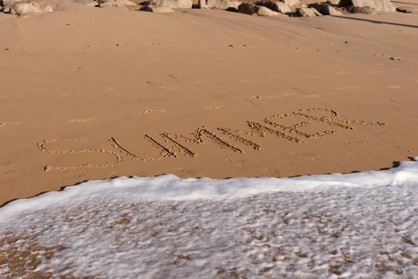 Sommerwort am Strand geschrieben — Stockfoto