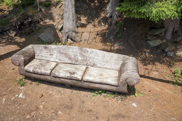 Tempat piknik dengan bangku kayu panjang — Stok Foto