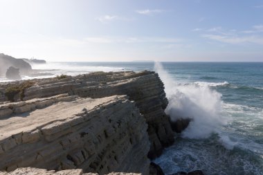 Dalgalar Peniche Atlantik Okyanusu sahilinde