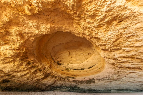 Cueva en la playa de Benagil en Algarve —  Fotos de Stock