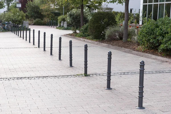 Bollards valmistettu metallista promenade — kuvapankkivalokuva