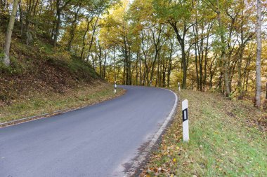 Dar boş asfalt yol ile keskin eğrisi