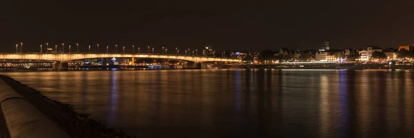 Oświetlony most Deutz przez noc, Kolonia — Zdjęcie stockowe