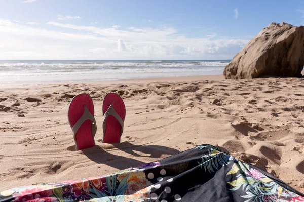 Fundo de viagem com um par de chinelos na areia — Fotografia de Stock