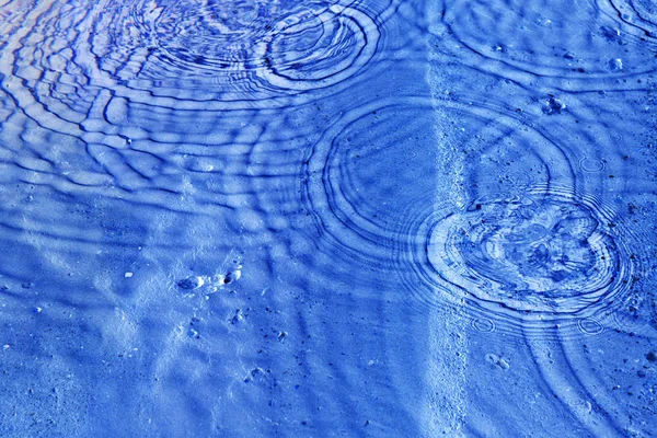 Ondas y ondulaciones de agua azul, ondulación circular de agua —  Fotos de Stock