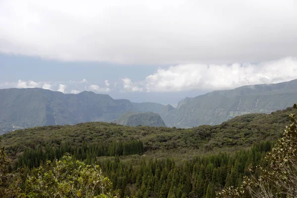 Montagnes dans le parc national de l'île de la Réunion — Photo