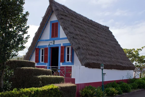 Portugese traditioneel huis in Santana, eiland Madeira — Stockfoto