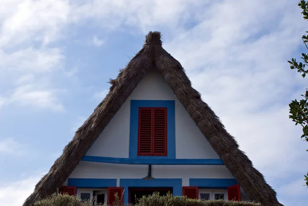 Casa tradicional portuguesa em Santana, Ilha da Madeira — Fotografia de Stock