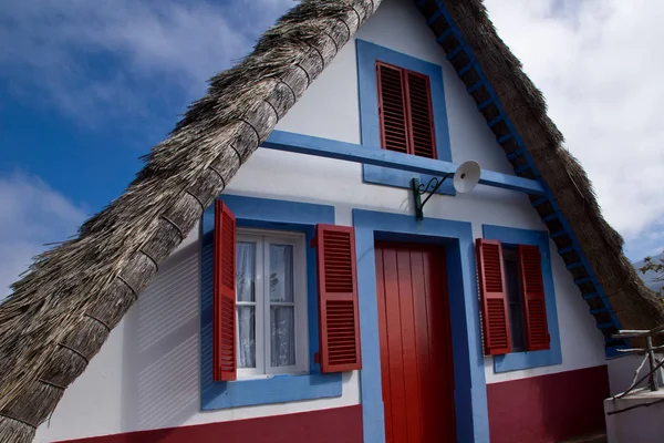 Португальский традиционный дом в Сантане, остров Мадейра — стоковое фото