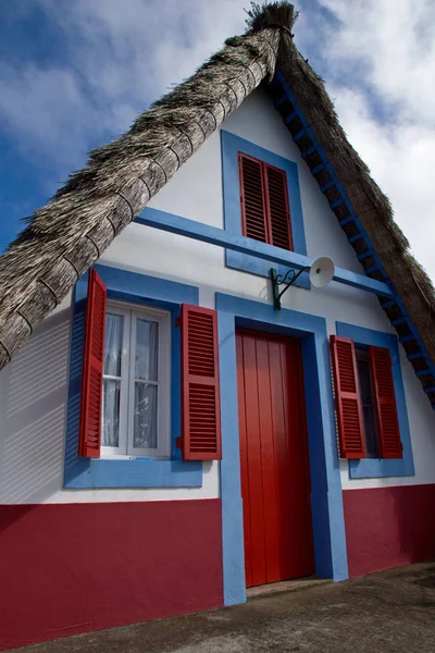 Portugese traditioneel huis in Santana, eiland Madeira — Stockfoto