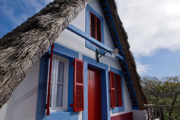 Portugisiska traditionella hus i Santana, ön Madeira — Stockfoto