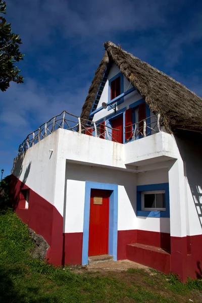 Casa tradicional portuguesa em Santana, Ilha da Madeira — Fotografia de Stock