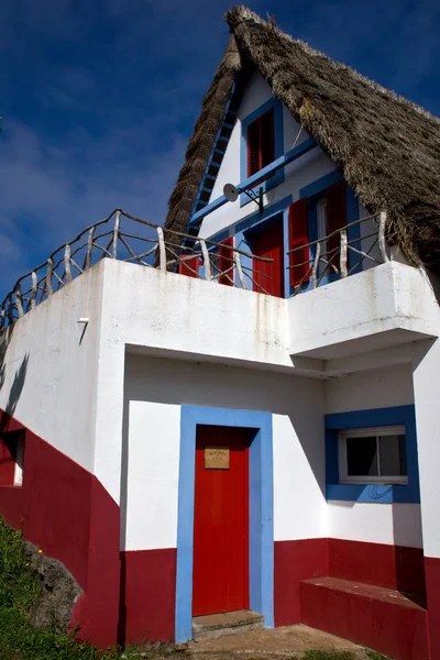 Portugisiska traditionella hus i Santana, ön Madeira — Stockfoto