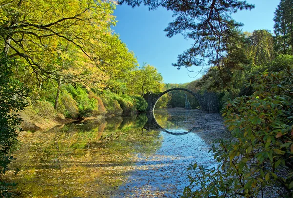 Puente del Arco en Kromlau, Sajonia, Alemania. Otoño en el Parque — Foto de Stock