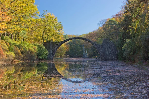 Puente del Arco en Kromlau, Sajonia, Alemania. Otoño en el Parque — Foto de Stock