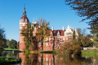 Muskau Palace Lusatia gölde yansıyan