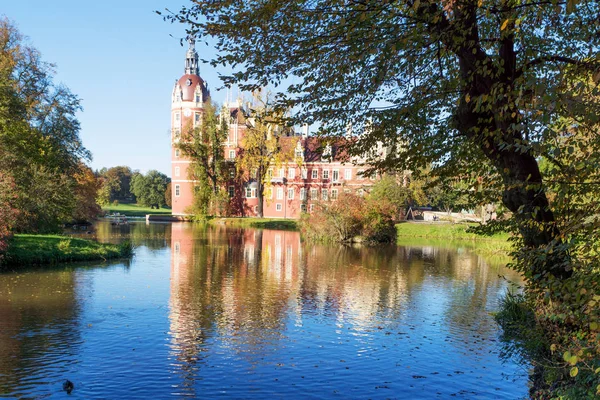 Muskau Palace odzwierciedlenie w jeziorze na Łużycach — Zdjęcie stockowe