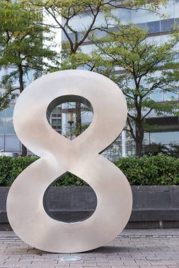 Modern ofis binaları önünde gümüş sekiz