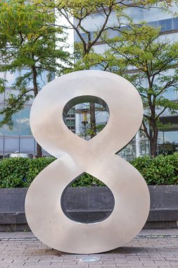 Modern ofis binaları önünde gümüş sekiz