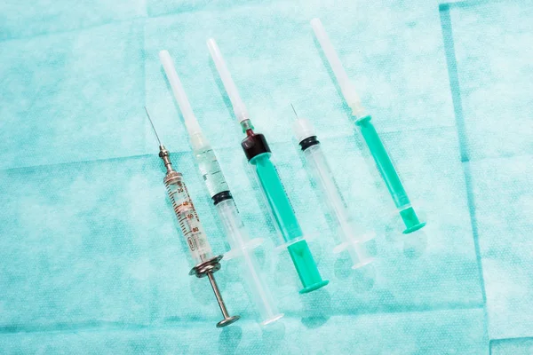 Uma seleção de seringas e agulhas hipodérmicas — Fotografia de Stock