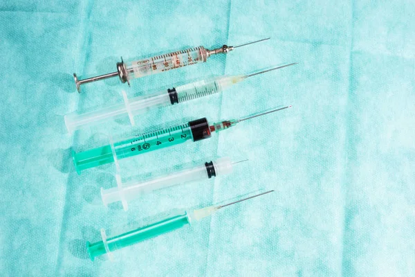 Uma seleção de seringas e agulhas hipodérmicas — Fotografia de Stock