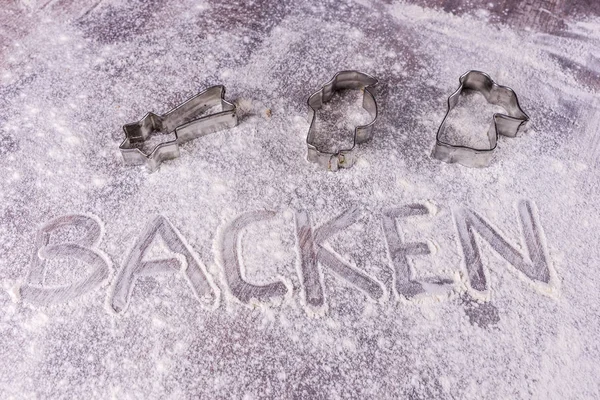 Cozimento (Backen) em letras alemãs escritas em farinha — Fotografia de Stock