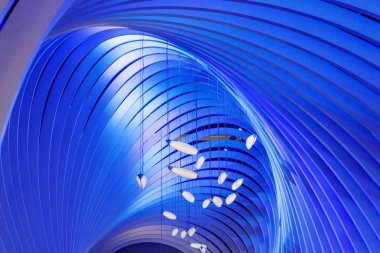 Lambalar ile modern mavi tünel