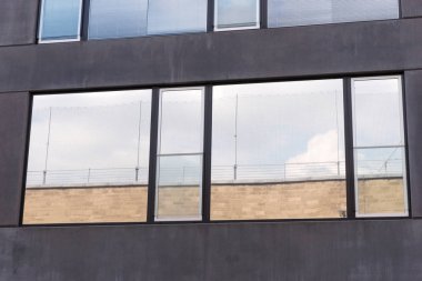 Penceredeki yansıma modern ofis binası