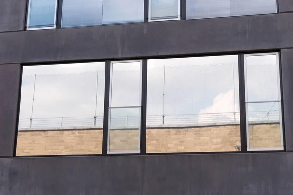 Отражение в окне современного офисного здания — стоковое фото