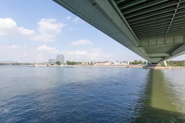 Κάτω από τη γέφυρα Deutzer από τον ποταμό Ρήνο — Φωτογραφία Αρχείου