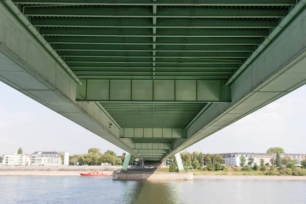 Bajo el puente Deutzer desde el río Rin — Foto de Stock
