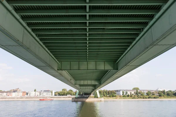 Sob a ponte Deutzer a partir do rio Reno — Fotografia de Stock