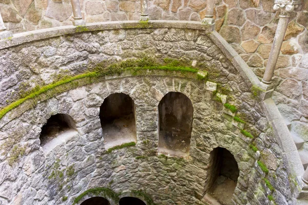 Eski döner merdiven detayını iner. Sintra, Quinta da Regaleira — Stok fotoğraf