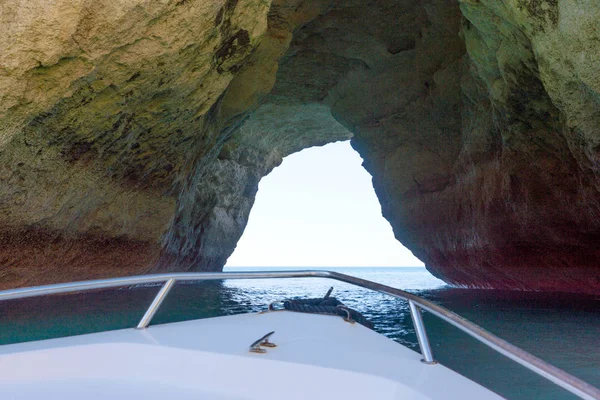Bootsfahrt zu den Höhlen von Benagil an der Algarve — Stockfoto