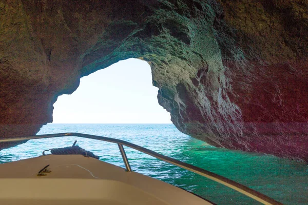 Viaje en barco a las cuevas de Benagil en Algarve —  Fotos de Stock