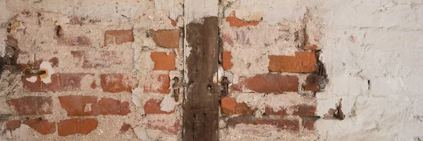 Antigua pared de ladrillo con vigas de madera como fondo — Foto de Stock