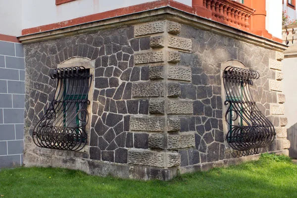 Janela com grade de ferro e parede velha — Fotografia de Stock