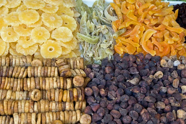 Divers fruits confits et cristallisés colorés sur le marché des fruits — Photo