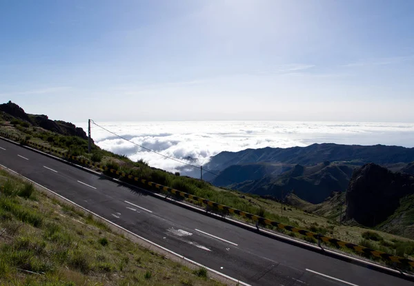 Pohled z Pico do Arieiro nad mraky v Madeiře — Stock fotografie