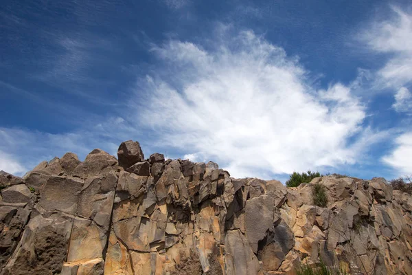 Natuurlijke stenen muur met wolken en lucht — Stockfoto