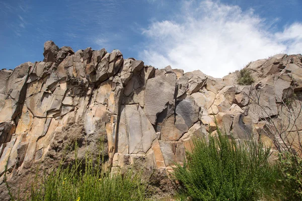 Natuurlijke stenen muur met wolken en lucht — Stockfoto