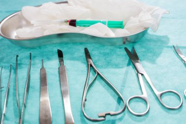 Cerrahi aletler kümesi