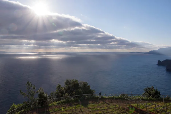 Salida del sol con sol naciente sobre el océano —  Fotos de Stock