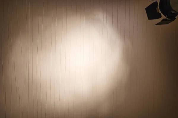 Spotlight na ciemnej ścianie streszczenie tło — Zdjęcie stockowe