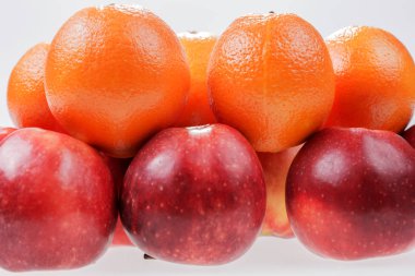 Kırmızı elma ve portakal